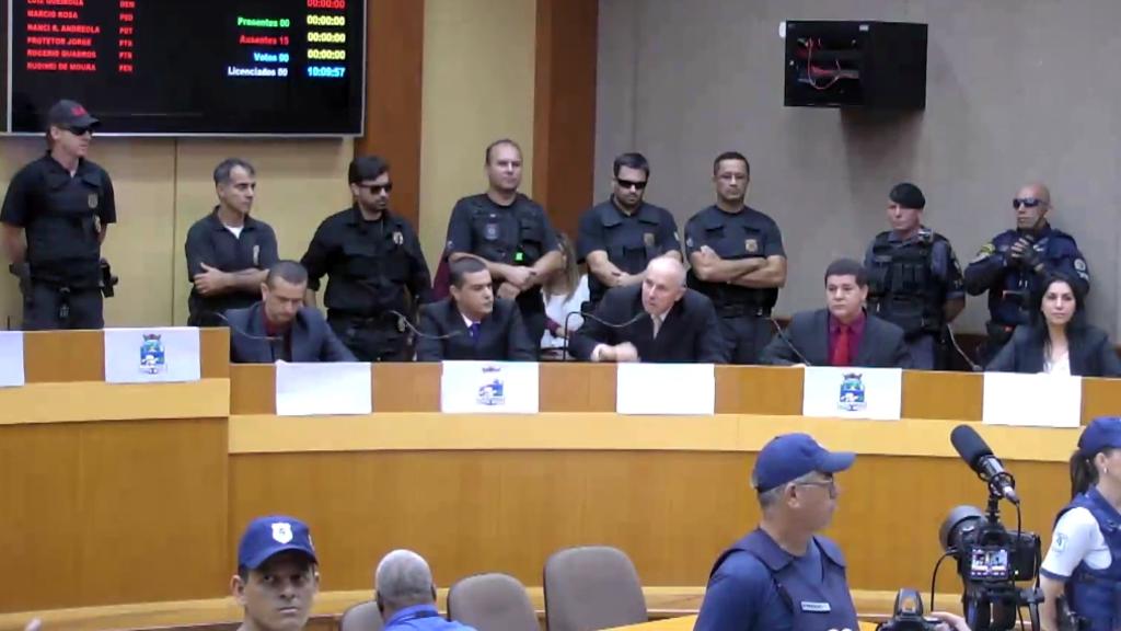 Mesmo presos, cinco vereadores de Foz do Iguaçu foram empossados. | Reprodução/TV Câmara