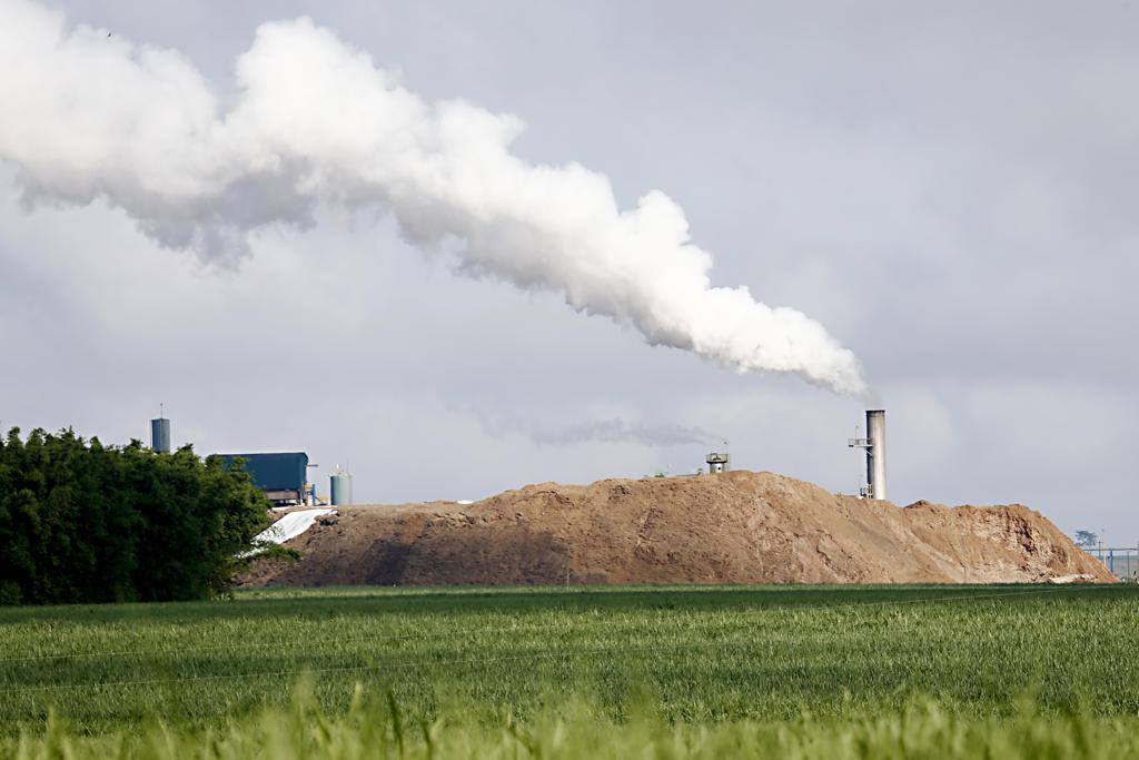 Usinas de cana-deaçúcar geram montanhas de resíduos com o bagaço moído. Tudo isso pode se transformar em carvão ativado. | Albari Rosa/Gazeta do Povo