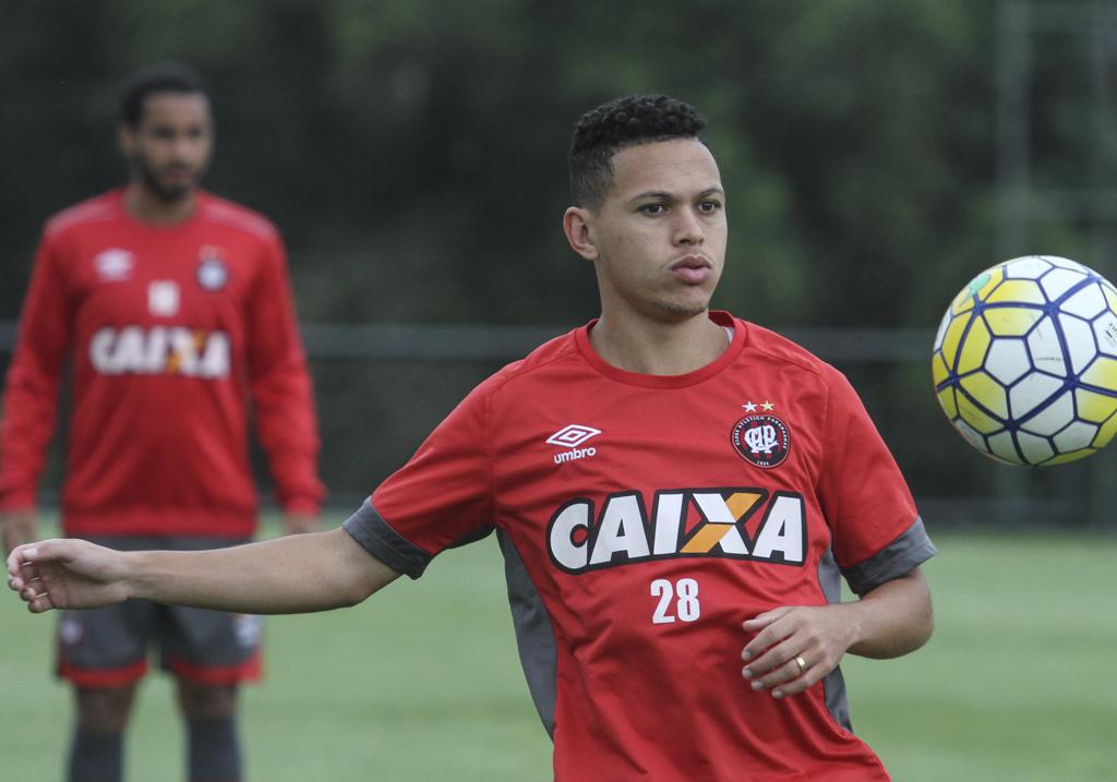 Meia Marcos Guilherme pode jogar no Dínamo de Zagreb , da Croácia. | Rodrigo Felix Leal/Gazeta do Povo