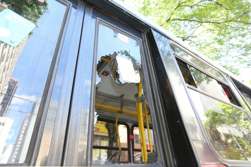 Ônibus da linha CIC-Cabral foi atingido por bala por volta das 15h30 desta sexta-feira. | Giuliano Gomes/Tribuna do Paraná