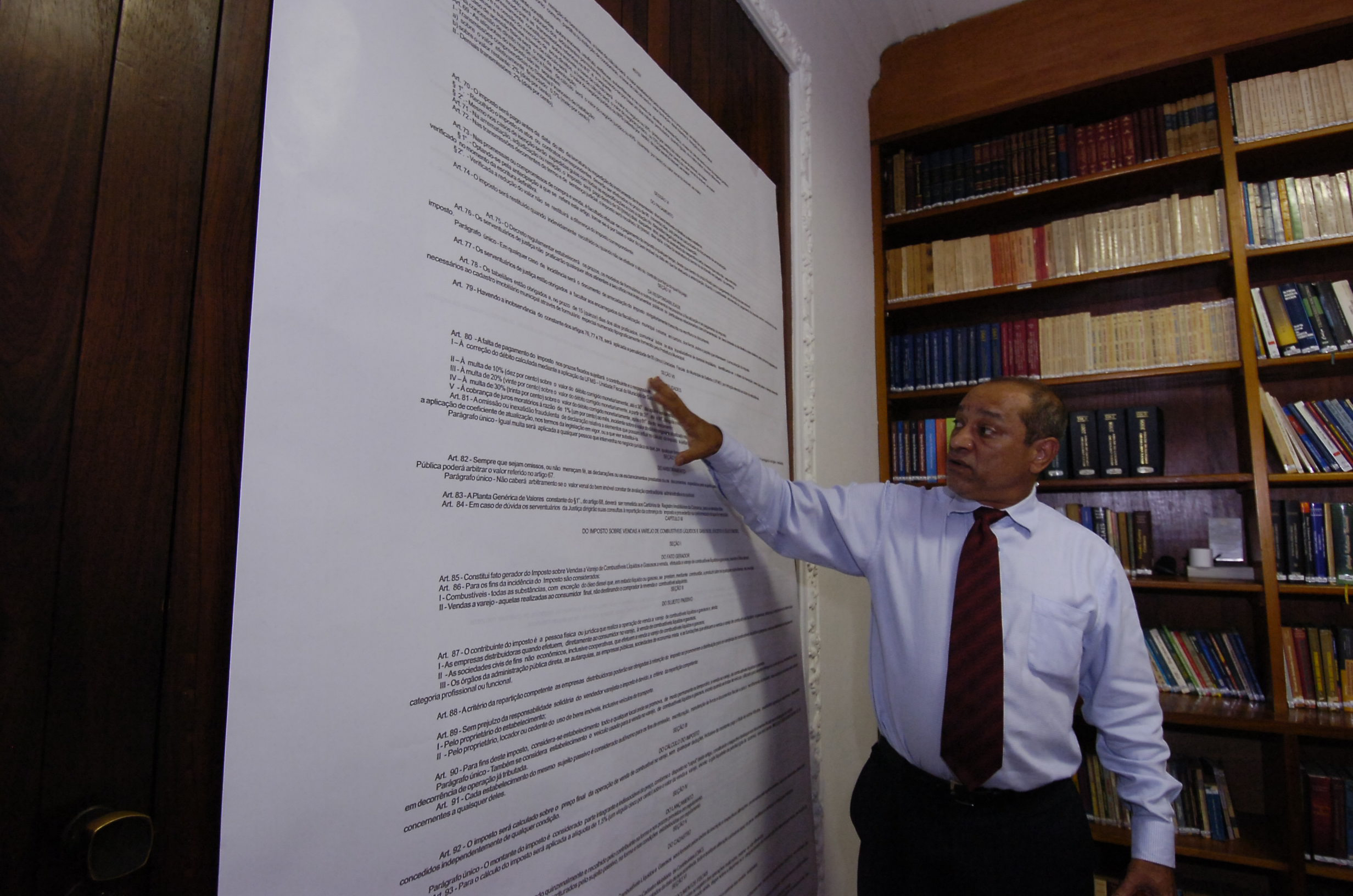 O advogado tributarista Vinicios Leoncio exibe uma página do gigantesco livro | Marcos Michelin/EM/D.A Press