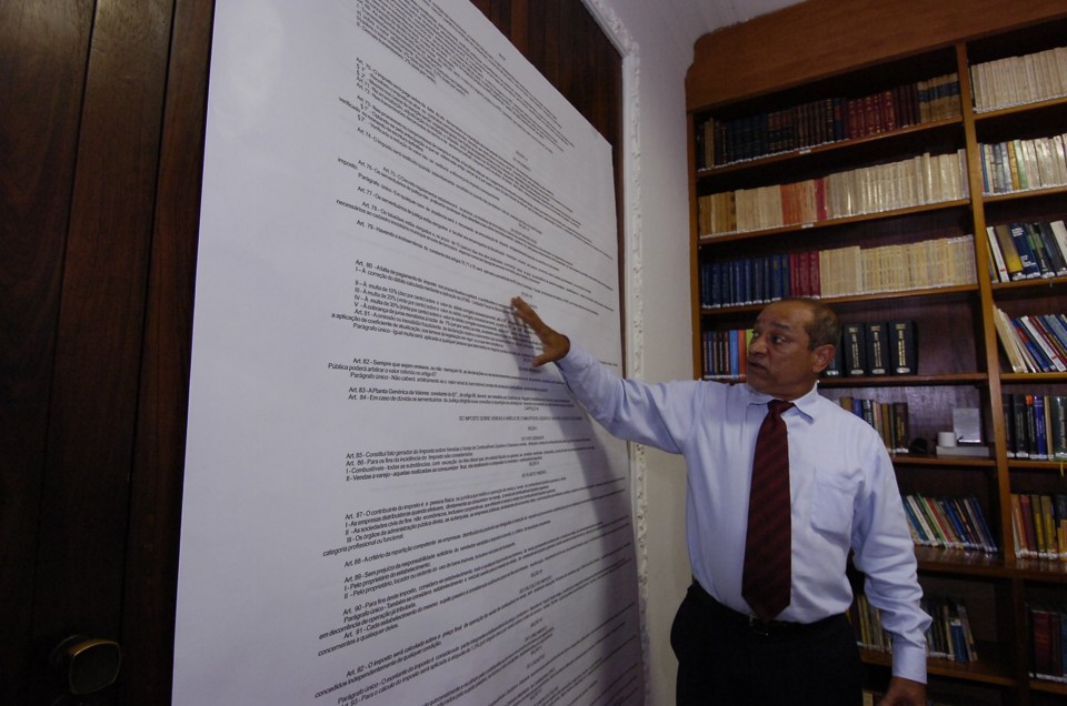 O advogado tributarista Vinicios Leoncio exibe uma página do gigantesco livro | Marcos Michelin/EM/D.A Press