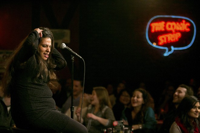 Maysoon Zayid, comediante palestino-americana que tem paralisia cerebral, se apresenta no “The Big Brown Comedy Hour” do Comic Club Strip Live, em Nova York. | Sam Hodgson/NYT