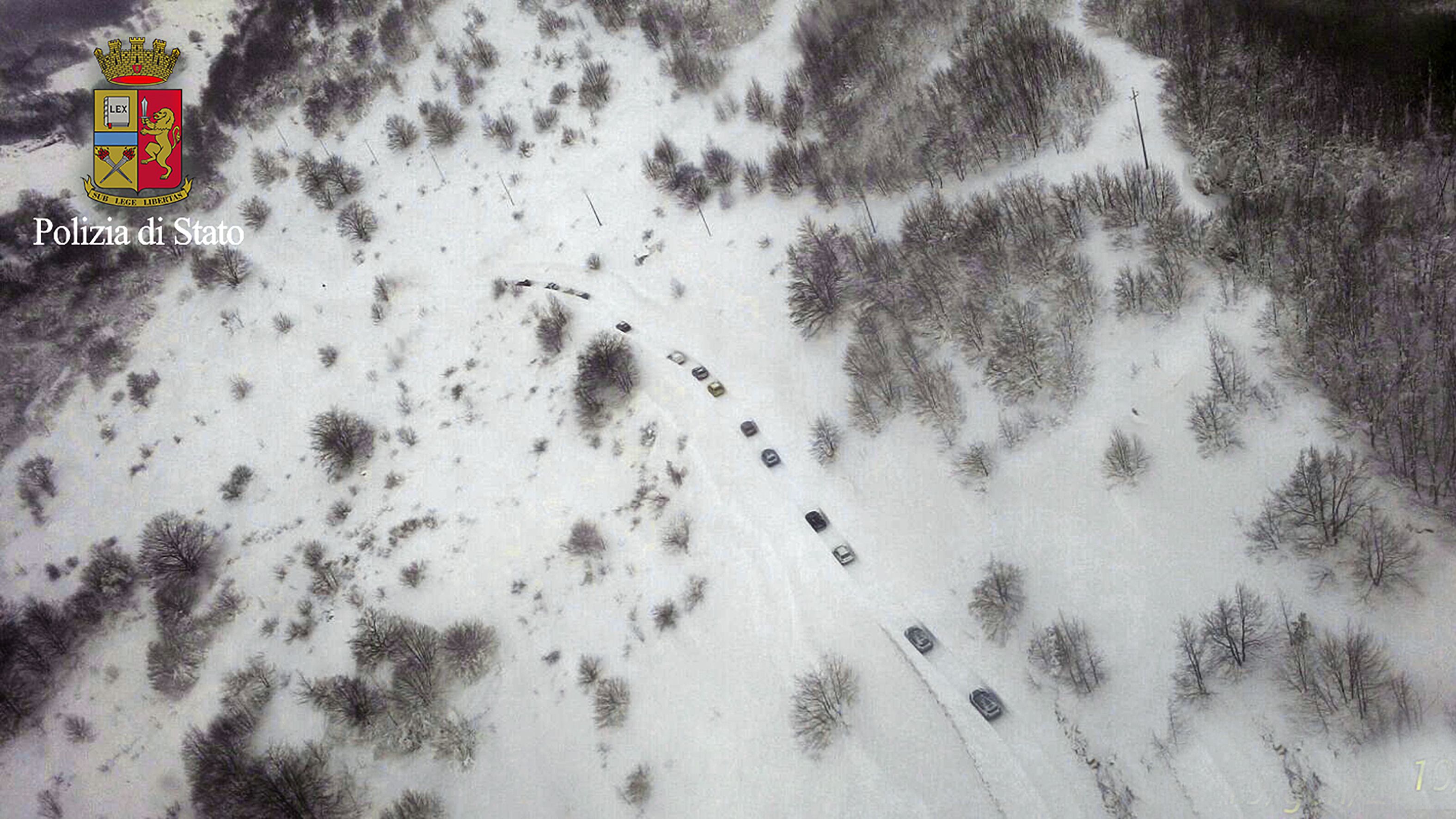 Imagem mostra deslocamento da equipe de resgate em área atingida por avalanche | HANDOUT/AFP