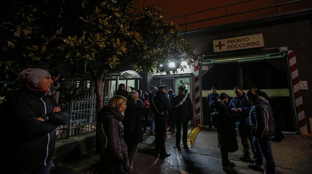 Familiares aguardam notícias dos sobreviventes em frente a hospital de Pescara | Fabio Frustaci/AFP