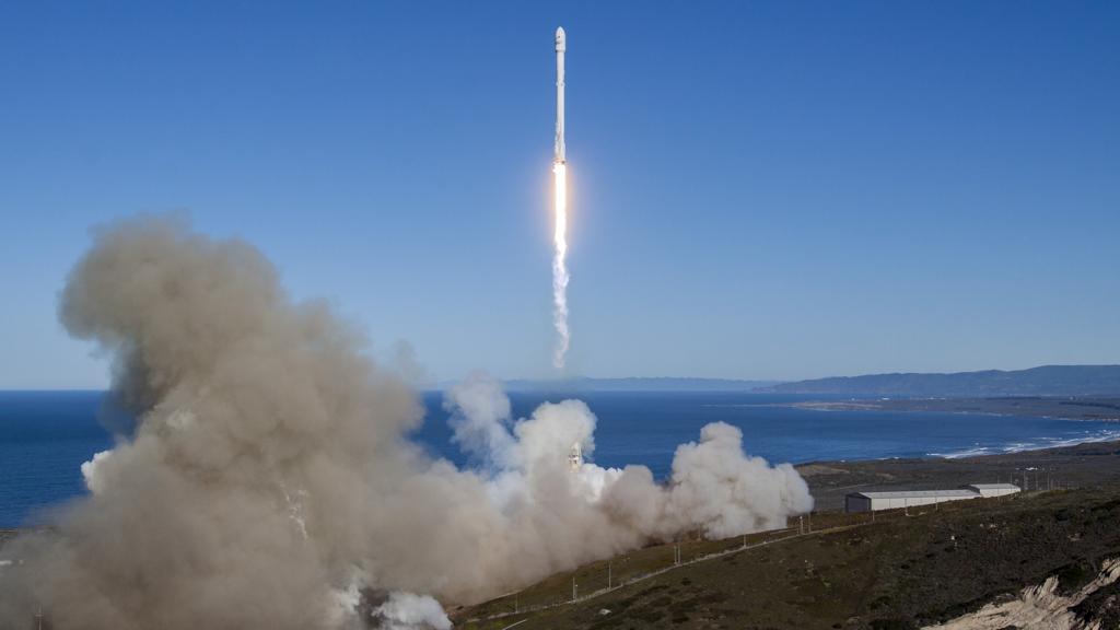 Falcon 9 decolou às 15h54 no horário de Brasília neste sábado. | HO/AFP