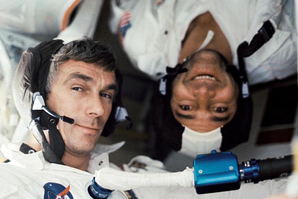 Eugene Cernan e Ronald Evans, integrantes da última missão da Nasa à lua. | HARRISON H. SCHMITT/AFP
