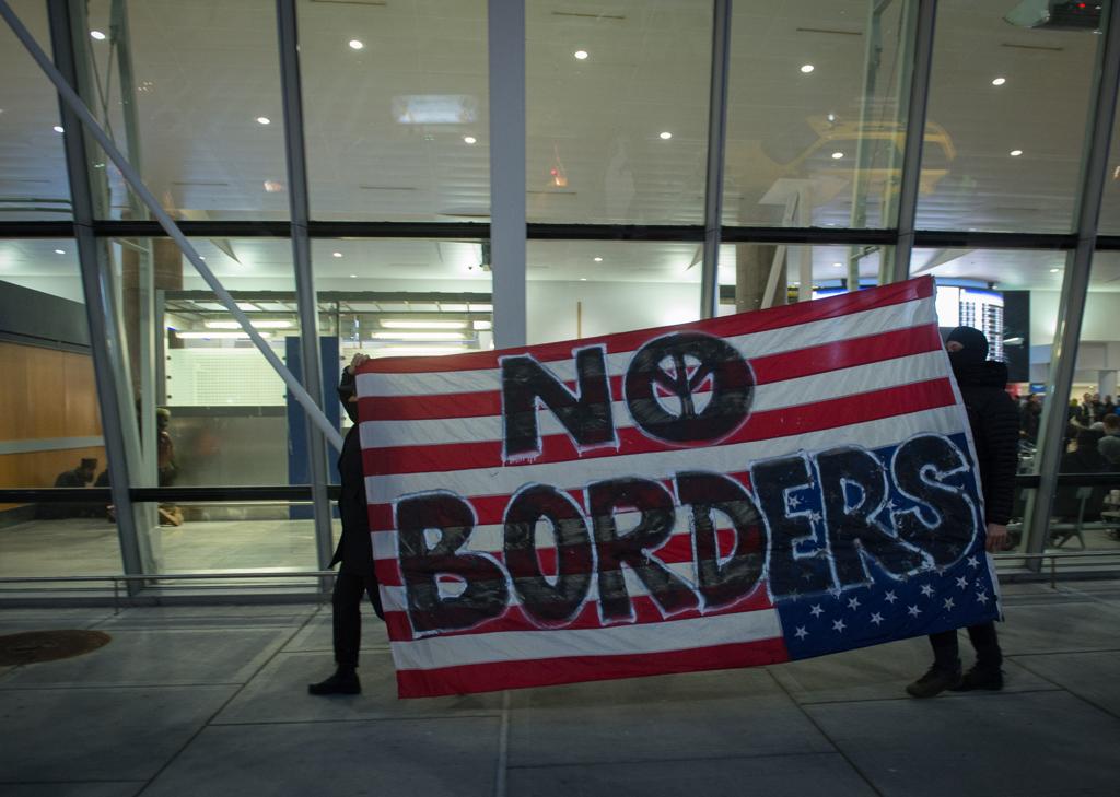 Vários protestos e detenções ocorreram em aeroportos americanos após a assinatura do decreto de Donald Trump que bane cidadãos de sete países dos EUA. | BRYAN R. SMITH/AFP
