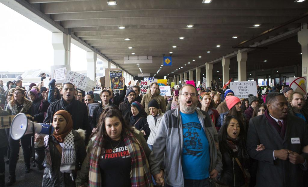 Protesto no Aeroporto Internacional de Filadélfia contra o decreto de Trump. | Jessica Kourkounis/AFP