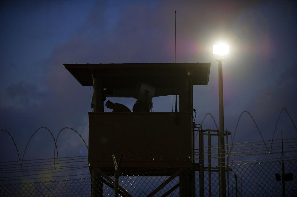 Foto de 2010 mostra miliar dos EUA em guarita de Guantánamo | Paul J. Richards/AFP