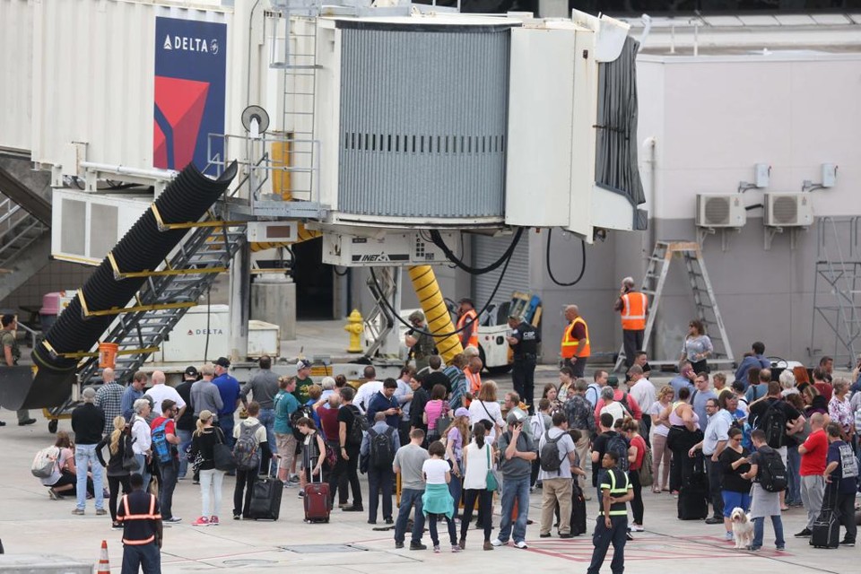 Passageiros no pátio do aeroporto de Fort Lauderdale-Hollyhood após o ataque do atirador | JOE RAEDLE/AFP