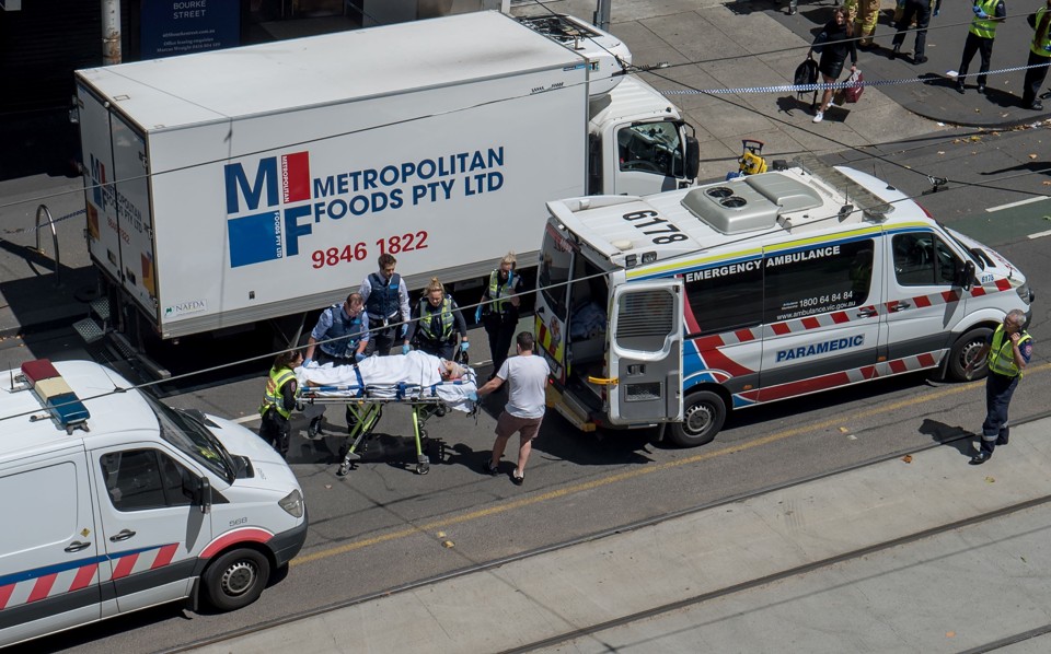 Polícia atirou e prendeu o motorista que atropelou um grupo de pessoas em Melbourne. | DANIEL BRYANT/AFP