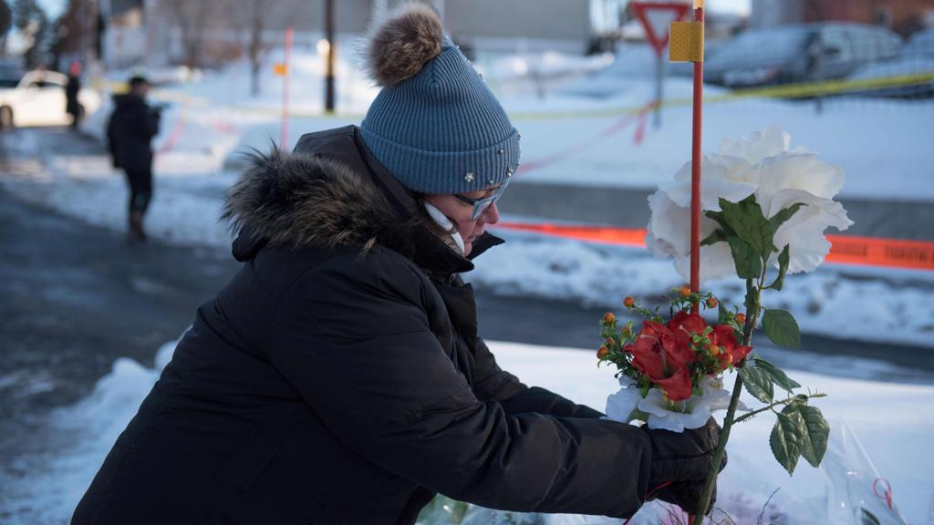 Pessoas depositam flores próximo ao local onde, no domingo (29), seis pessoas morreram em um atentado | Alice Chiche
AFP