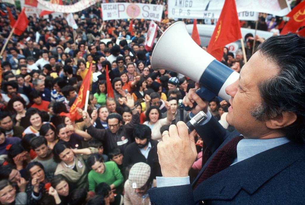 Mário Soares faz comício em 1975 a dias de eleições no país | STR/AFP