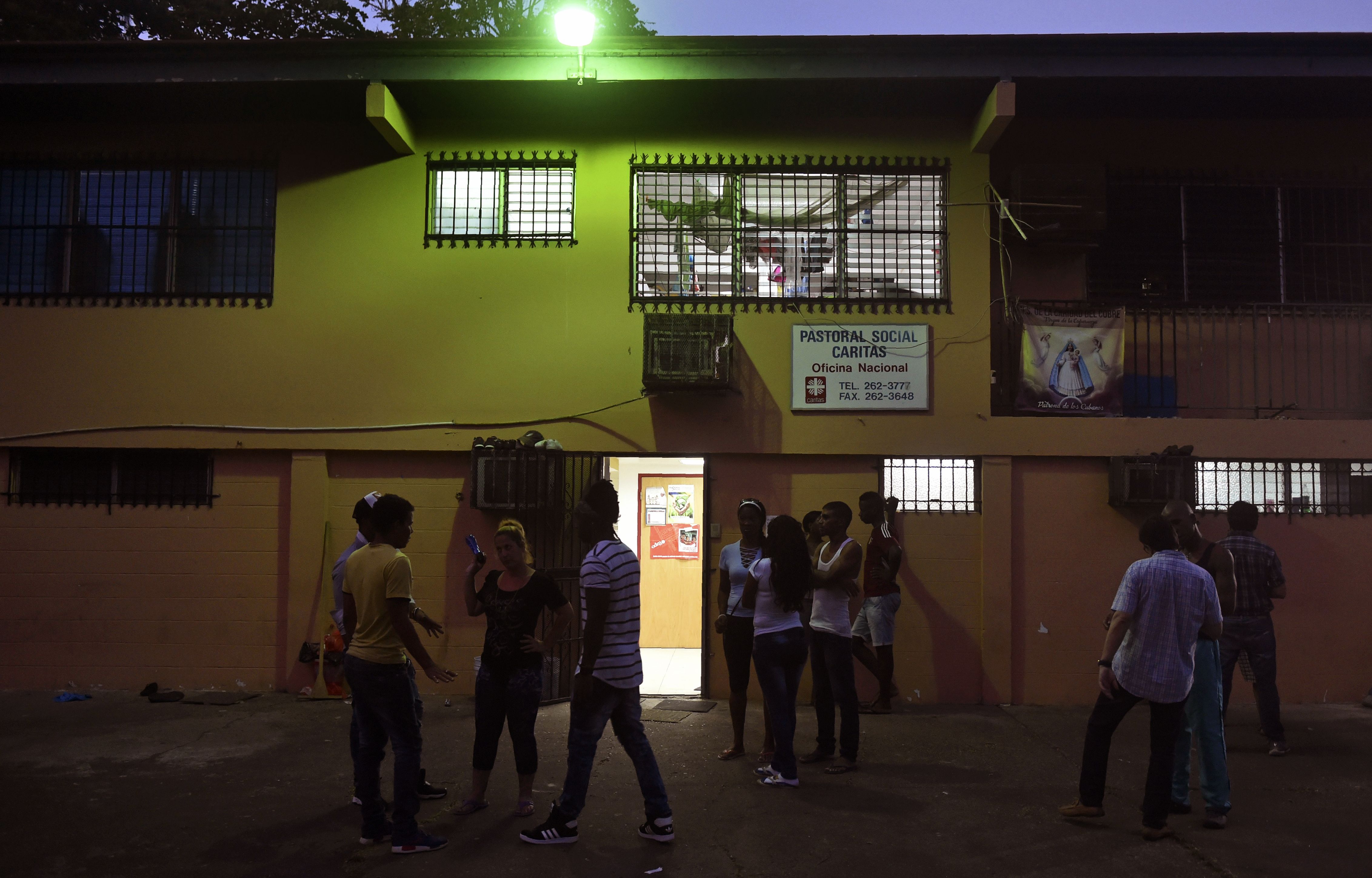 Cubanos se reúnem em frente a um albergue no Panamá, após saberem da medida de Obama | RODRIGO ARANGUA/AFP
