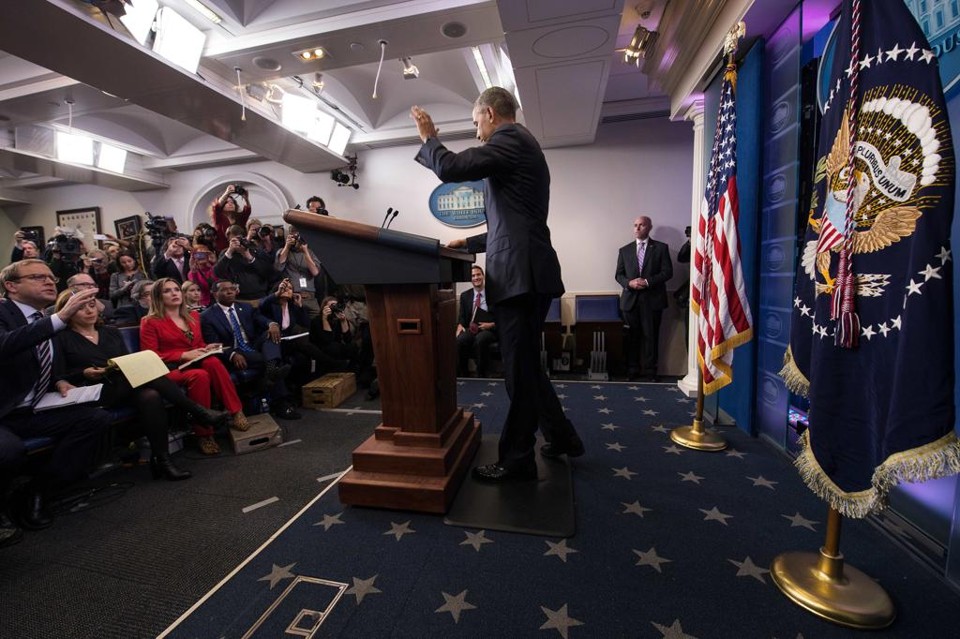 Obama se despede após a entrevista | NICHOLAS KAMM/AFP