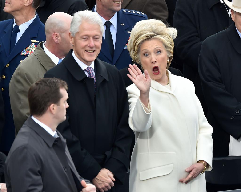 a democrata Hilary Clinton, candidata derrotada por Donald Trump, e o republicano George W. Bush, que sucedeu seu marido na presidência. | PAUL J. RICHARDS/AFP