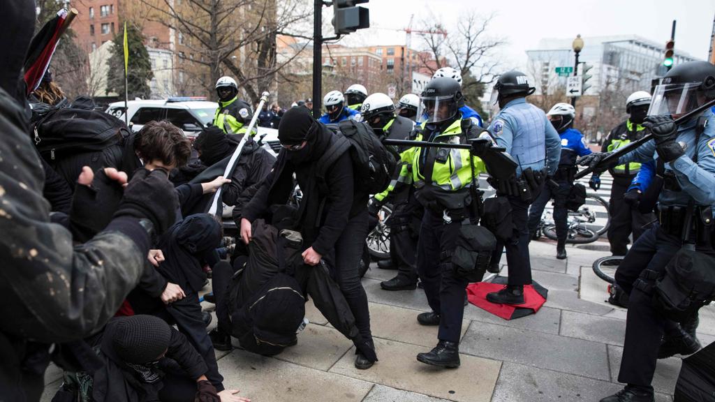 Confronto aconteceu minutos depois de DonaldTrump ter assumido a presidência | ZACH GIBSON/AFP