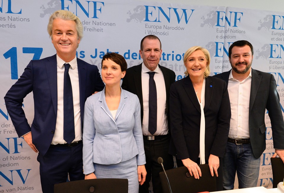 O holandês Wilders, a alemã Petry, o austríaco Vilimsky, a francesa Le Pen e o italiano Salvini (da esquerda para a direita) esperam que seus partidos ganhem com a ascensão de Trump nos Estados Unidos. | Roberto Pfeil/AFP