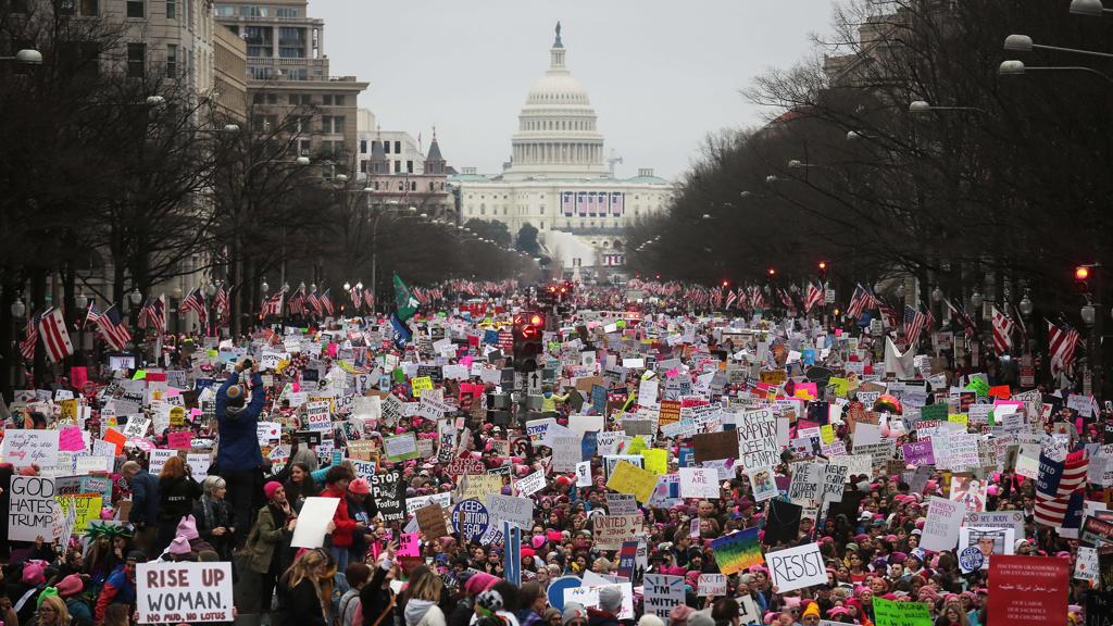 Protesto contra Donald Trump reuniu milhares de pessoas em Washington no sábado | Mario Tama/AFP