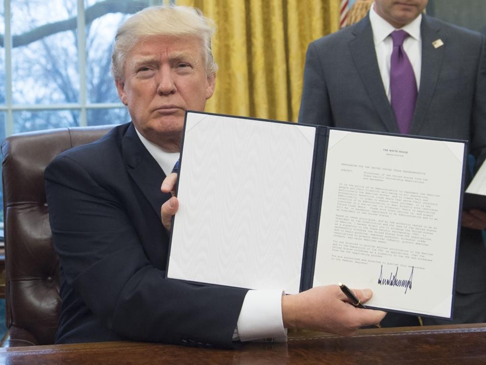 Trump segura o memorando após assiná-lo | SAUL LOEB/AFP