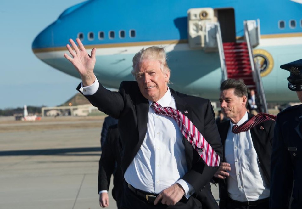 Trump desembarca do Força Aérea Um na base aérea de Andrews | NICHOLAS KAMM/AFP