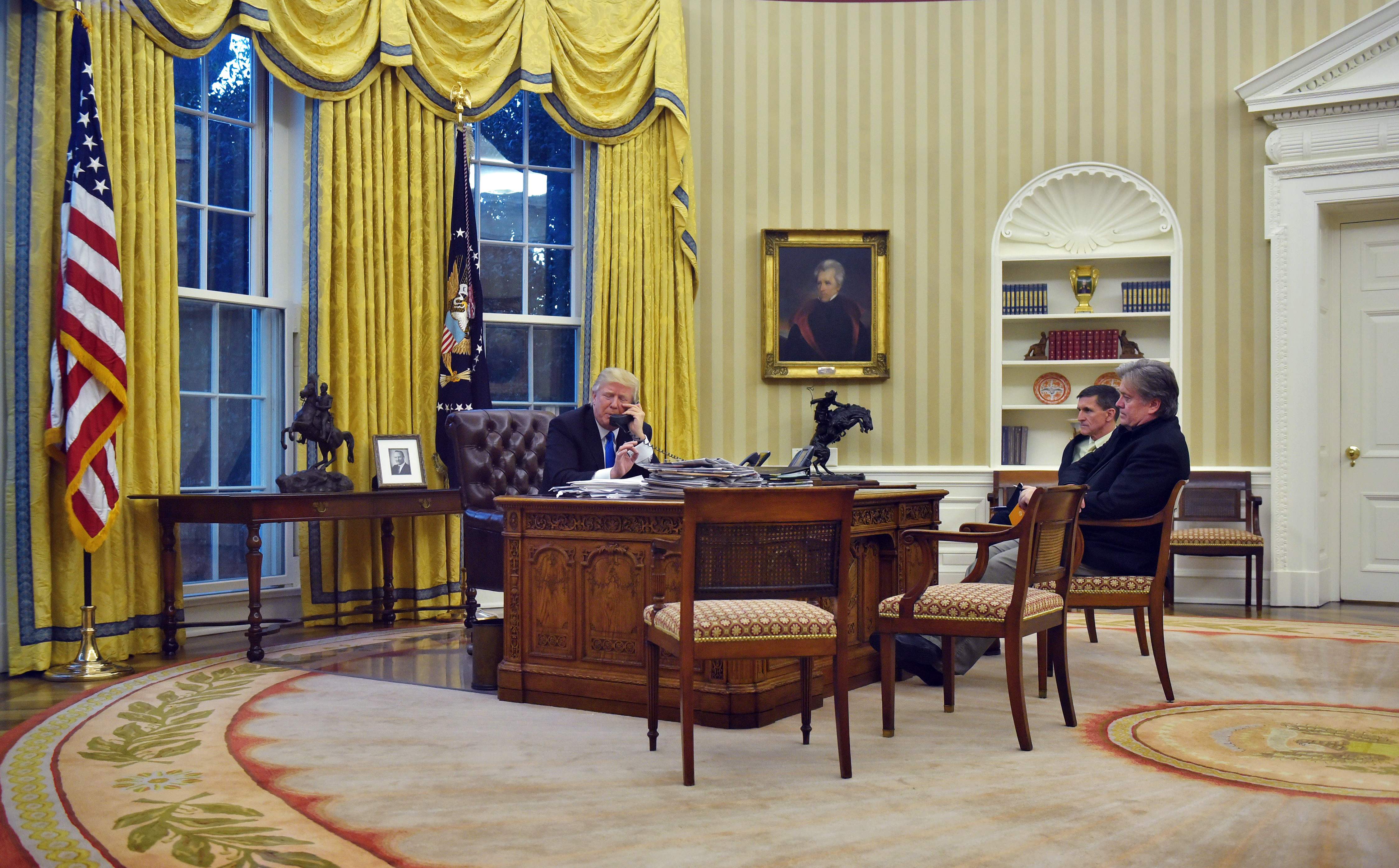 Trump e Putin conversaram por 45 minutos por telefone na tarde deste sábado (28), segundo o Kremlin | MANDEL NGAN/AFP