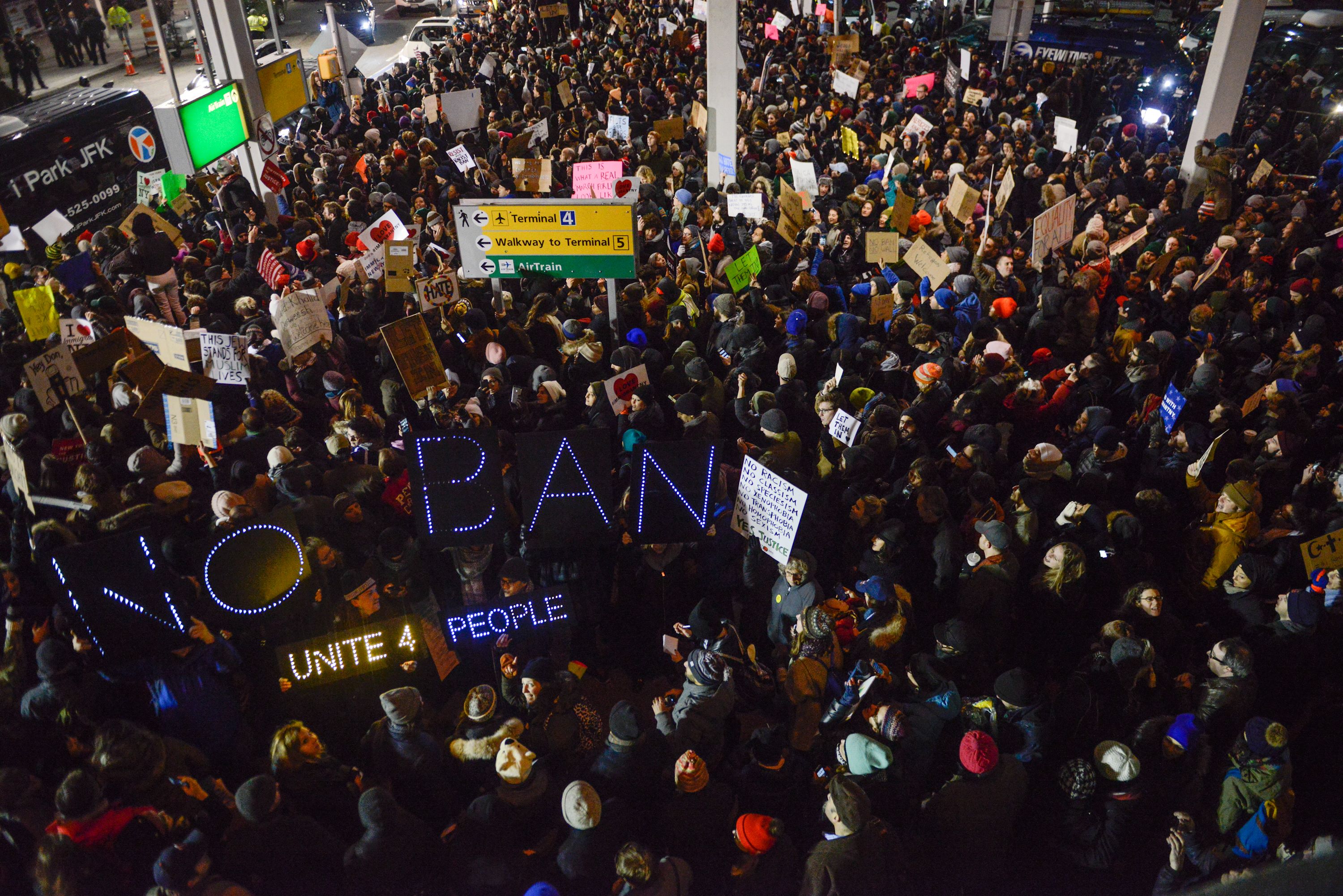 Organizações convocaram protestos em diversos aeroportos norte-americanos contra decreto. | STEPHANIE KEITH/AFP