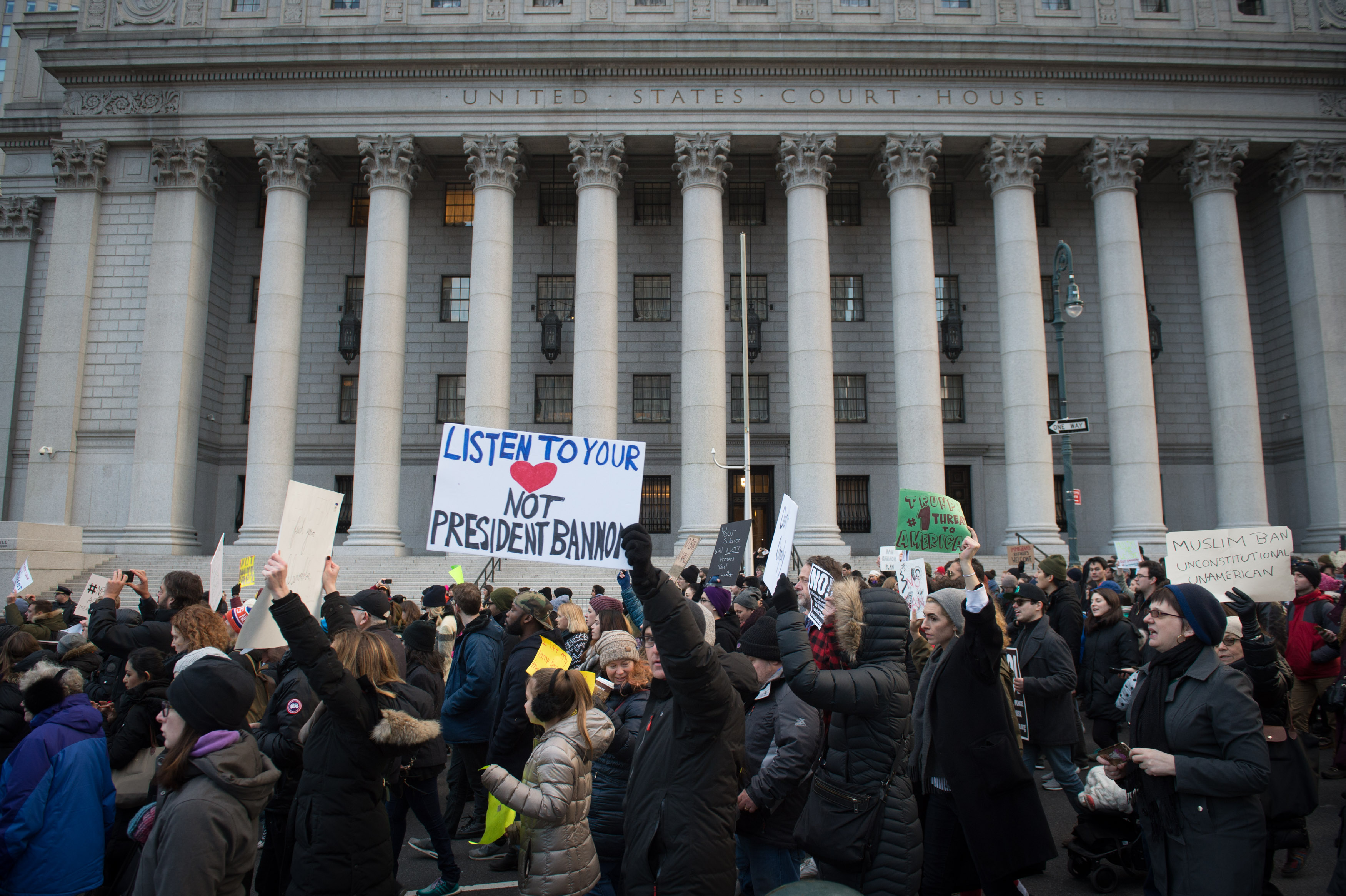 Manifestações contra a nova medida de imigração ocorreram em diversas cidades americanas | BRYAN R. SMITH/AFP