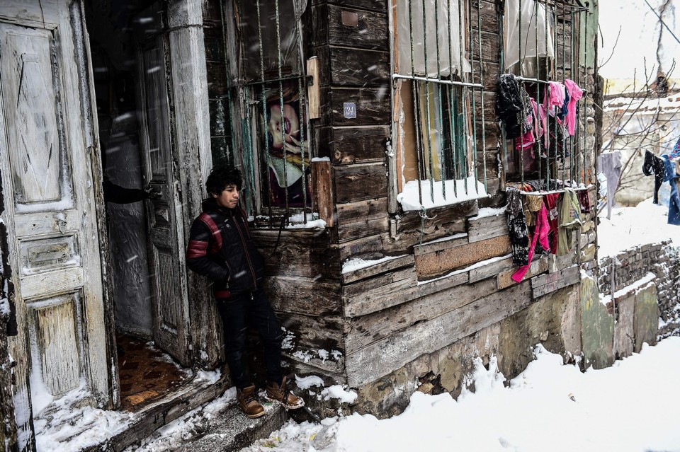 Onda de frio na Europa mata mais de 30 e deixa refugiados ainda mais vulneráveis Refugiado sírio em casa precária na Turquia: no país, centenas de voos foram cancelados por causa das nevascas | Yasin Akgul
/AFP