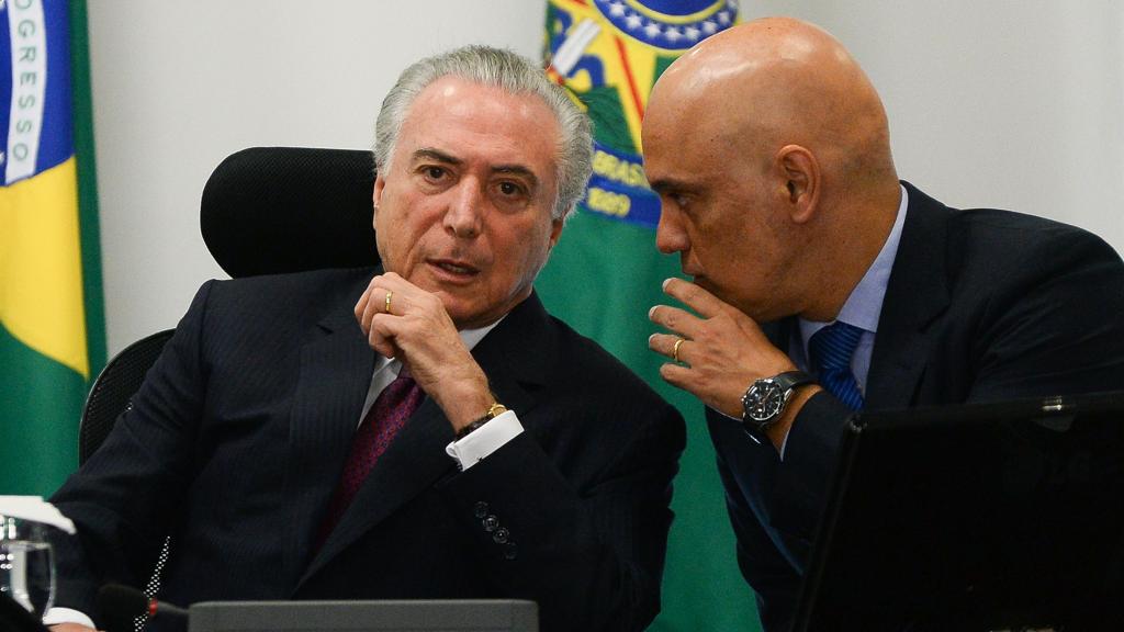 Temer ao lado do ministro da Justiça, Alexandre Padilha, um dos nomes cotados para o STF | Andressa Anholete/AFP