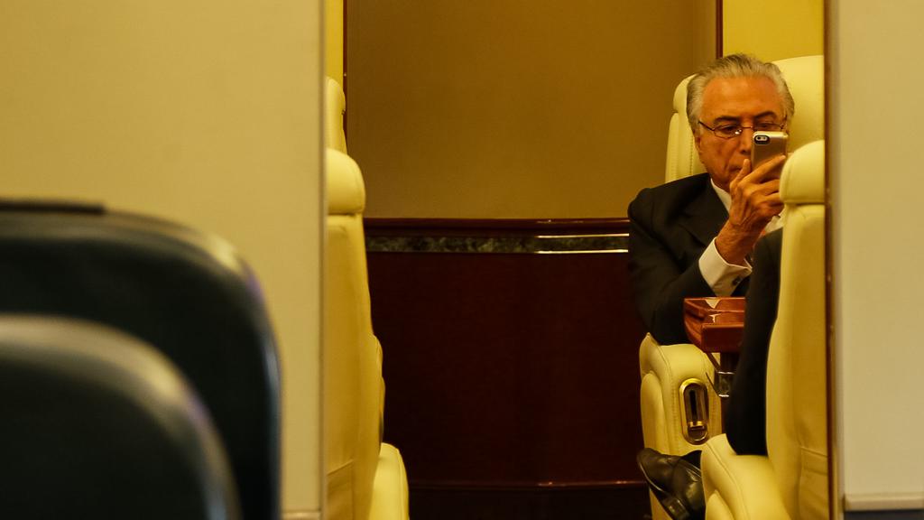 O presidente Michel Temer (PMDB), durante viagem a bordo do A319 presidencial | Beto Barata/PR