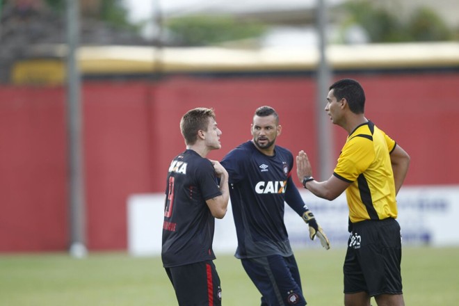 Já no fim da partida, Luiz Henrique foi expulso pelo lado atleticano | Jonathan Campos Gazeta do Povo