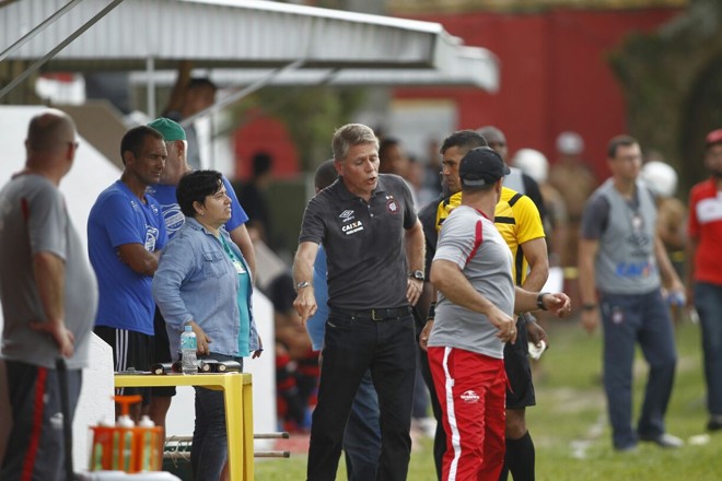 Tenso, técnico Paulo Autuori reclamou de comportamento da torcida | Jonathan Campos Gazeta do Povo