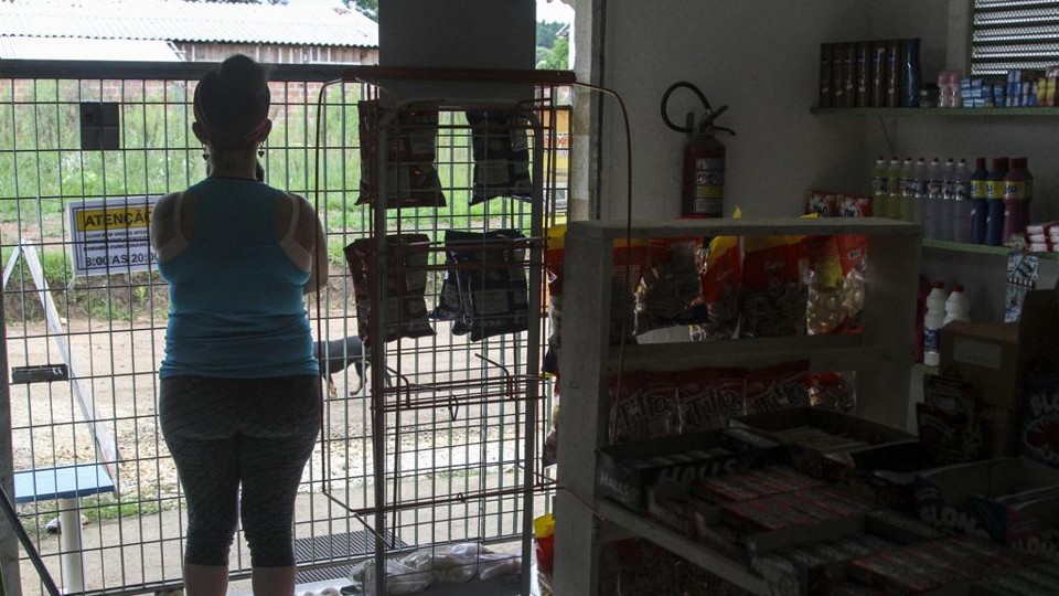 Comerciante que atende em vila próxima ao Complexo Penitenciário de Piraquara: apesar de ser comum, passagem de presos fugitivos pelo local ainda a deixa com medo | Rodrigo Felix Leal/Gazeta do Povo