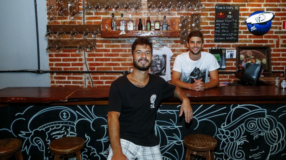 Sirène: ações de curto prazo impactaram resultados ao longo do ano. O bar aberto  por Afonso Natal Neto, Lucas Muller (foto) e Raphael Umbelino faturou R$ 800 mil  no último ano. | Henry Milleo/Gazeta do Povo
