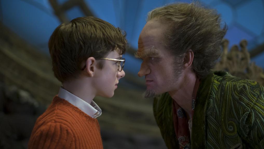 Neil Patrick Harris encarna o Conde Olaf em cena com Louis Hynes | Joe Lederer/Netflix/