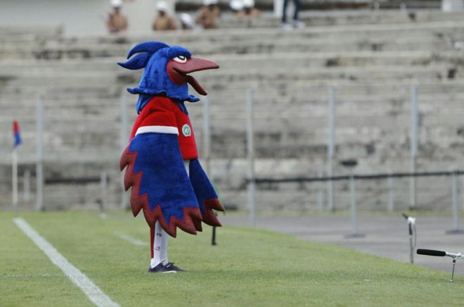 A Gralha Azul, mascote paranista, acompanhou a estreia do Tricolor com uma homenagem no peito, o símbolo da Chapecoense ao lado do escudo do Paraná. Homenagem ao time catarinense. | Antonio More/Gazeta do Povo