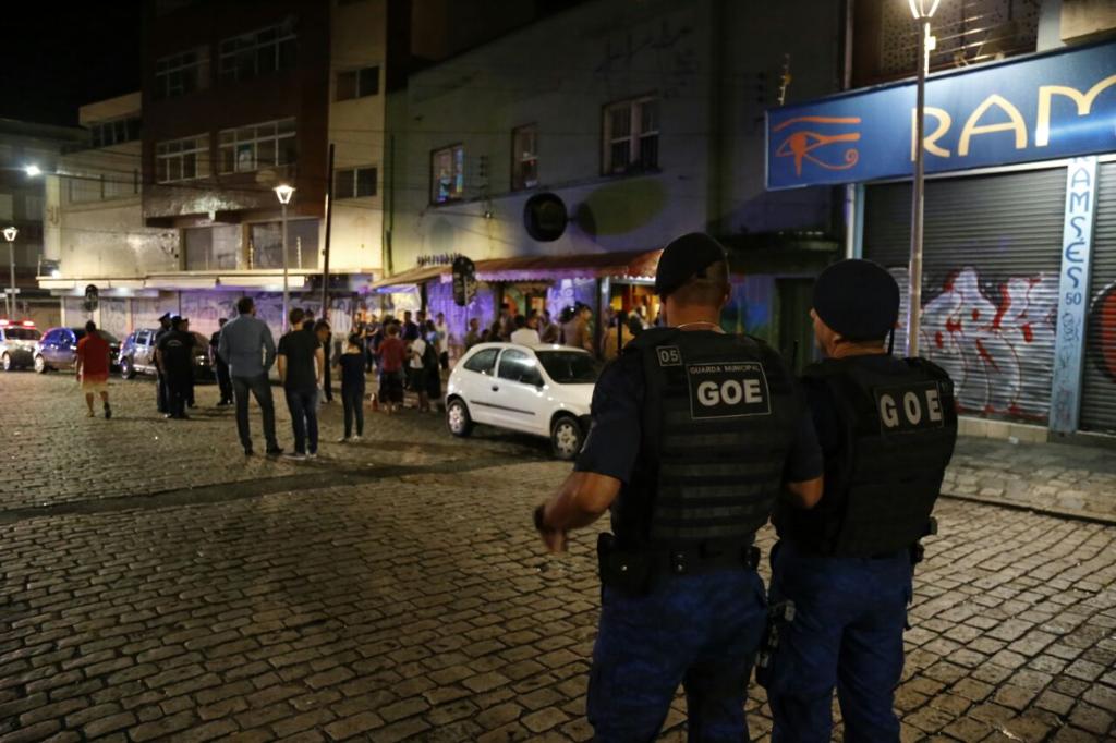 Guardas Municipais que participaram da fiscalização na Trajano Reis nesta terça-feira | Pedro Serápio/Gazeta do Povo