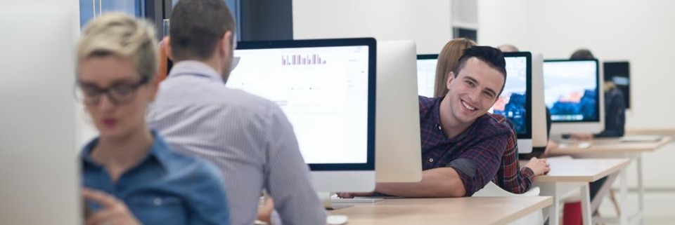 Ser feliz no trabalho é algo necessário | Bigstock