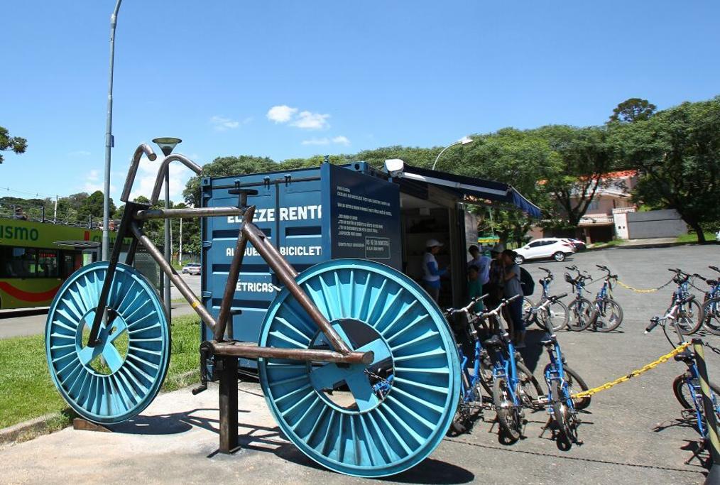 Da prefeitura para o bicicletário do Parque Barigui: motivo da transferência da escultura da bicicleta causou questionamentos. | Daniel Castellano/Gazeta do Povo