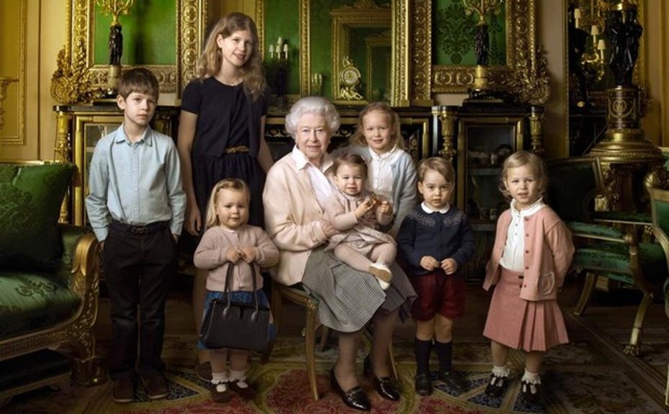 Foto oficial mais recente da rainha Elizabeth foi tirada com os netos. | /