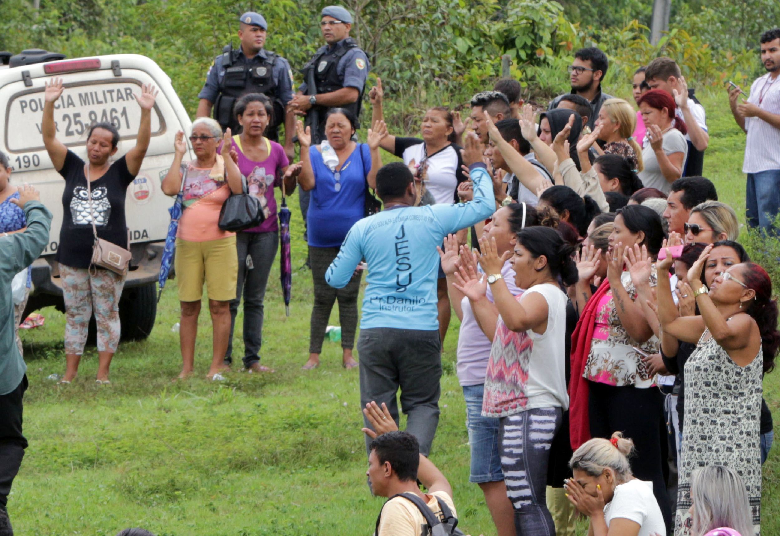 Parentes rezam por parentes do lado de fora do Complexo Prisional Anísio Jobim | Jair Araujo/AFP