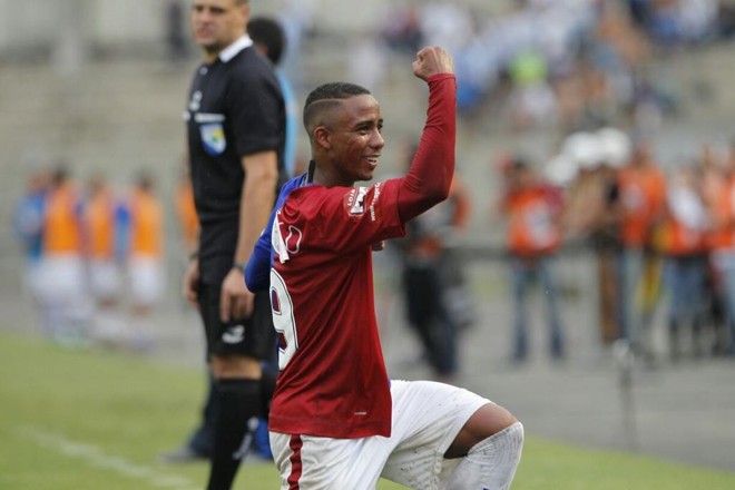 Pose estilosa de Ítalo, o dono da 9, para comemorar o 2 a 0 no placar. | Antonio More/Gazeta do Povo