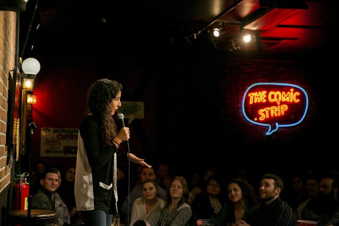 A comediante Atheer Yacoub se apresenta no “The Big Brown Comedy Hour” do Comic Club Strip Live, em Nova York. | Sam Hodgson/NYT