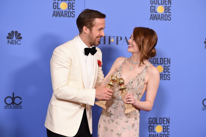 Ryan Gosling e Emma Stone, protagonistas de “La La Land: Cantando Estações”, vencedor de Melhor filme de comédia ou musical. | ROBYN BECK/AFP