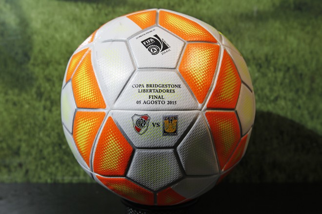 Bola da final da Libertadores de 2015 entre River Plate e Tigres, do México. | Antônio More/Gazeta do Povo