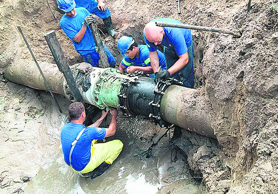 Equipe da Sanepar trabalha no conserto de tubulação no litoral | Sanepar/Divulgação