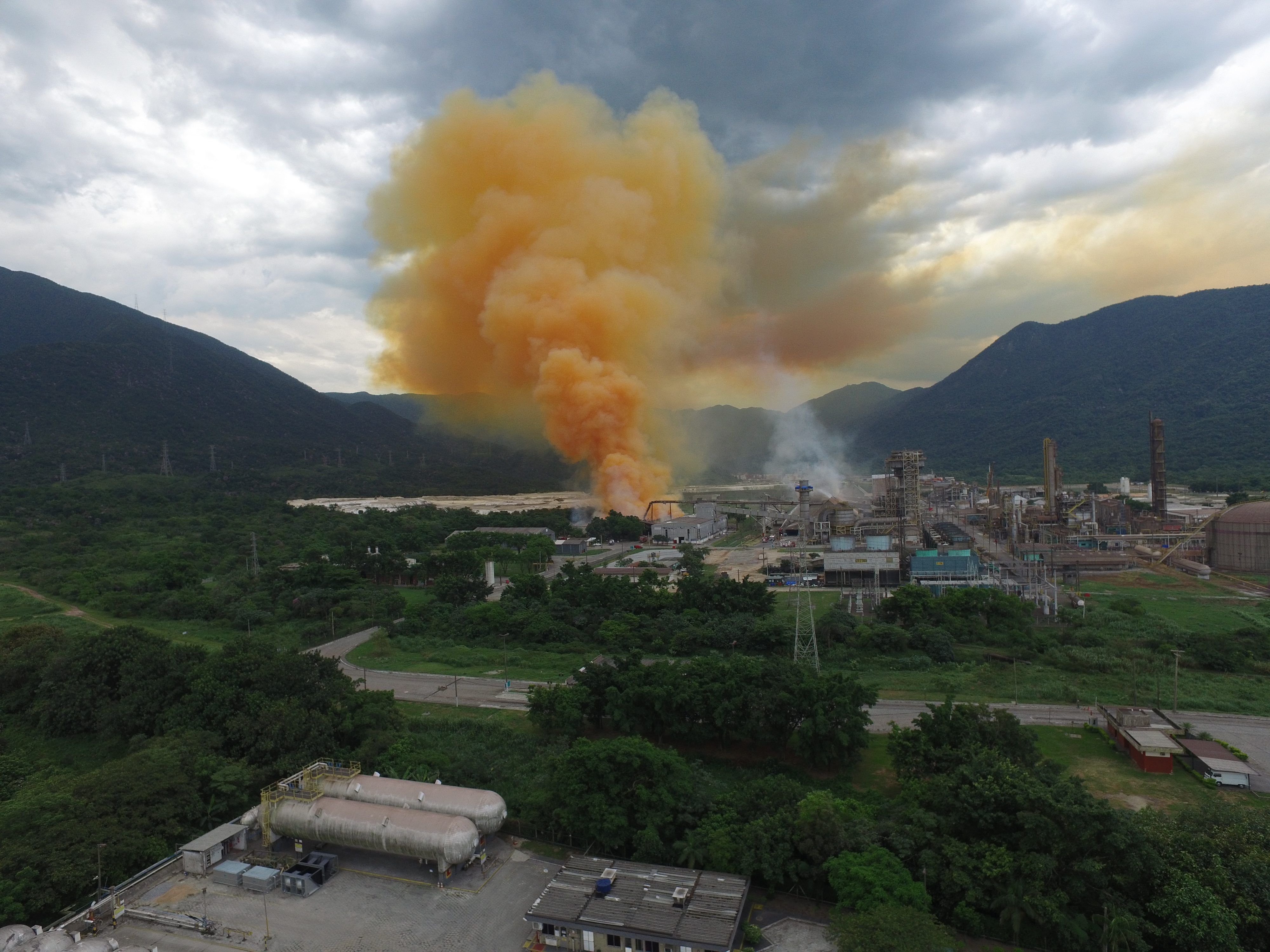 O incêndio teve início em uma das correias que alimentam o galpão de nitrato de amônio, matéria-prima para a produção de fertilizantes. | Cetesb/Reprodução