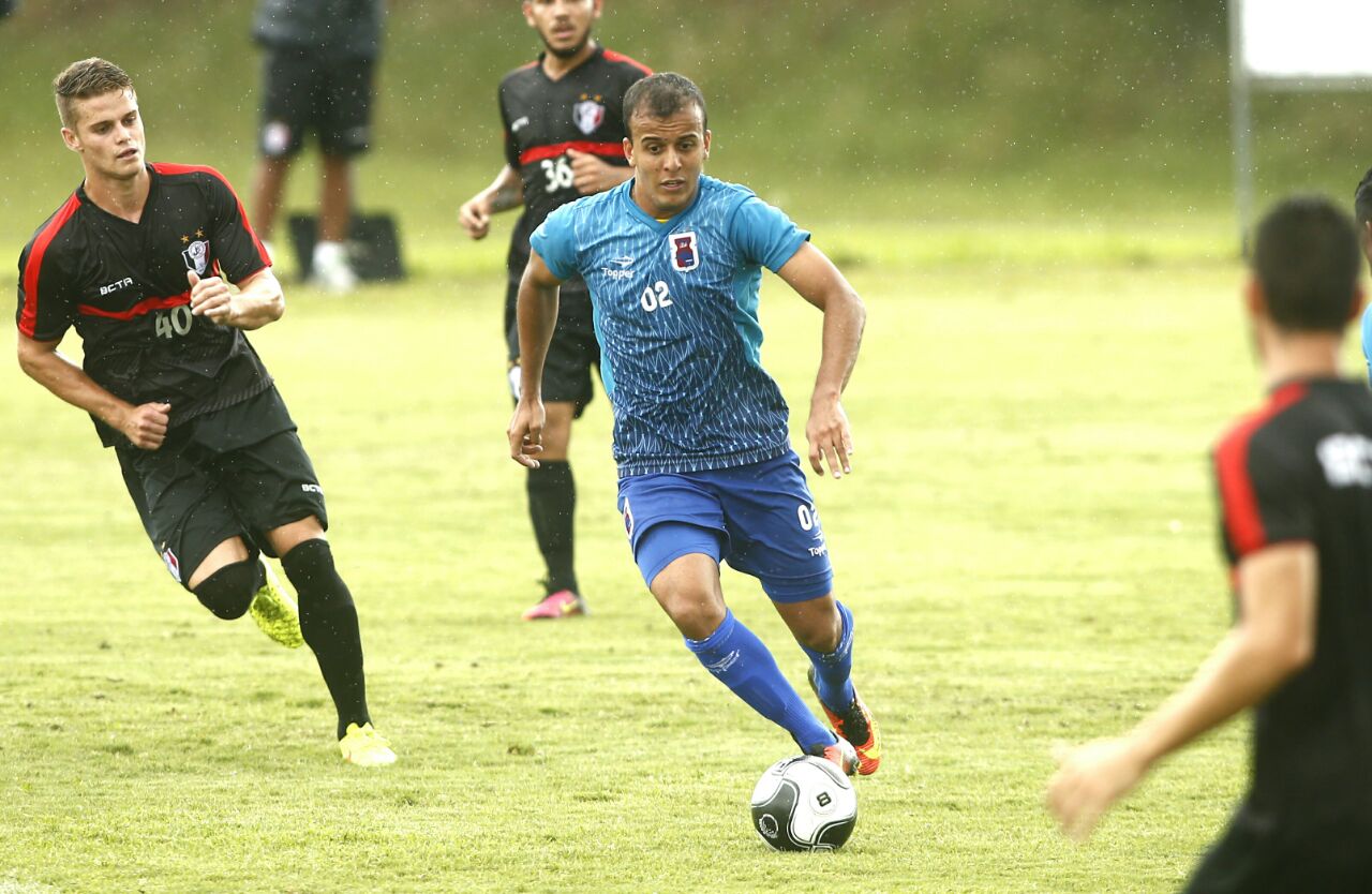 Matheus Carvalho foi uma das novidades no time titular do Paraná contra o Joinville. | Hugo Harada/Gazeta do Povo